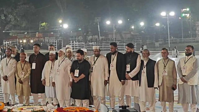 প্রথমবার শহীদ মিনারে ফুল দিল জামায়াত