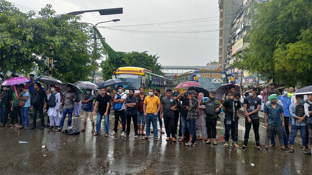 বৃষ্টিতেও সড়কে ৭ কলেজের শিক্ষার্থীরা, আলোচনার প্রস্তাব পুলিশের