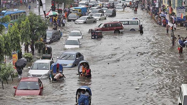  রাজধানীর জলাবদ্ধতায় দুর্ভোগ চরমে