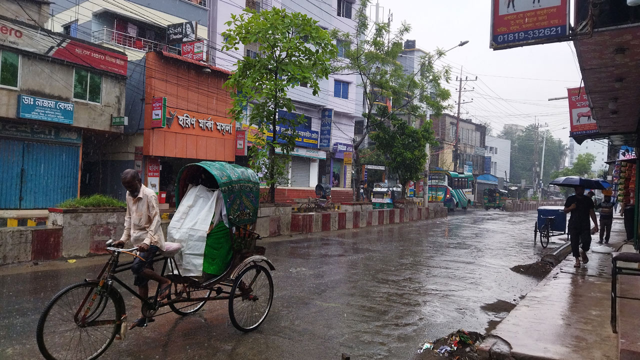 চট্টগ্রামে দেখা মিলল স্বস্তির বৃষ্টি