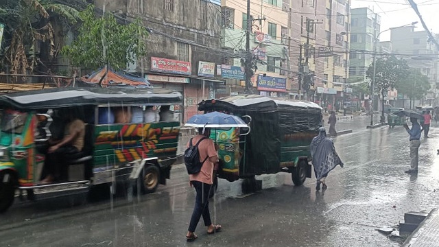 অবশেষে নামলো বৃষ্টি, দাবদাহে পুড়তে থাকা মানুষের স্বস্তির নিশ্বাস