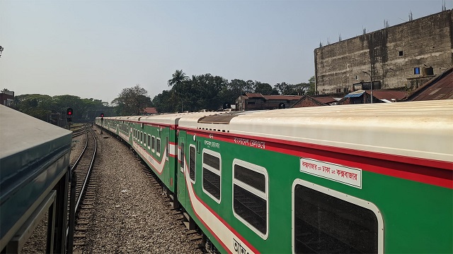 স্টেশন মাস্টারের ভুলে একই সময়ে দুই ট্রেন, বড় বিপদ থেকে রক্ষা