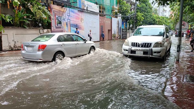 ভারী বৃষ্টিতে রাজধানীর বিভিন্ন এলাকায় জলাবদ্ধতা, দুর্ভোগ