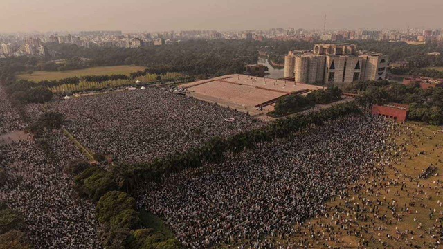 হাদির জানাজা শেষে শাহবাগমুখী জনস্রোত
