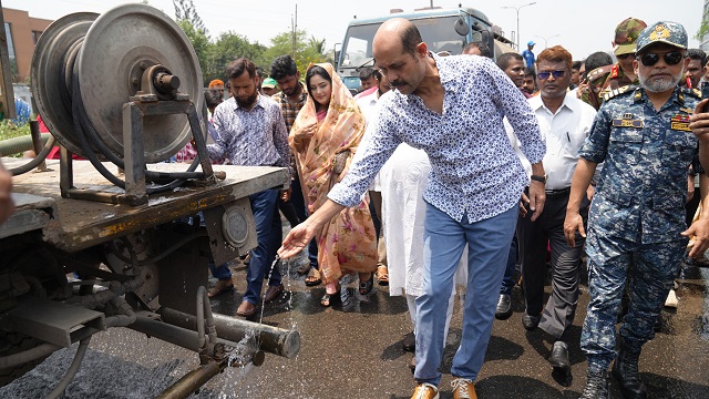  মানুষকে স্বস্তি দিতেই পানি ছিটানো-খাবার পানি সরবরাহের উদ্যোগ