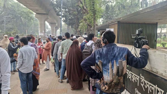 হাদির কবর দেখতে আসছেন ছাত্র-জনতা, করছেন দোয়া