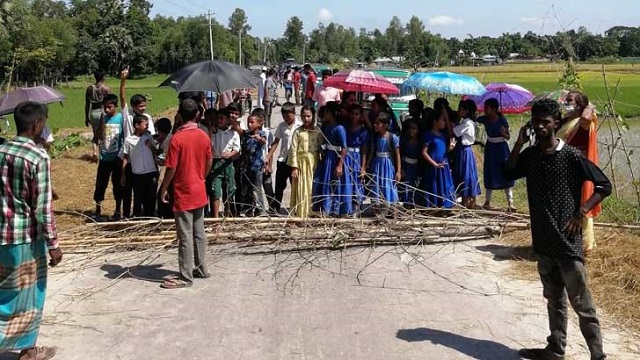 বালুবোঝাই ট্রাকের ধাক্কায় গুরুতর আহত স্কুলছাত্রী, সড়ক অবরোধ