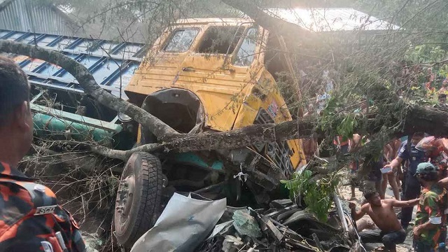 চাপা দিয়ে ১৪ জনকে মারা সেই ট্রাকের চালক-হেলপার আটক