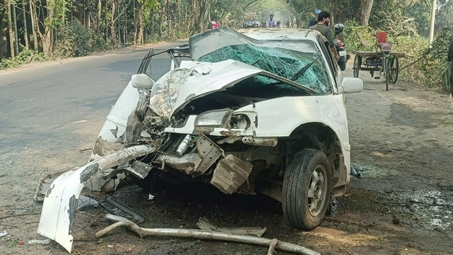 সাকুরা পরিবহনের ধাক্কায় দুমড়ে-মুচড়ে গেল ট্রলি