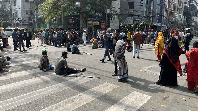 বনানীতে ব্যাটারিচালিত রিকশা চালানোর দাবিতে সড়ক অবরোধ