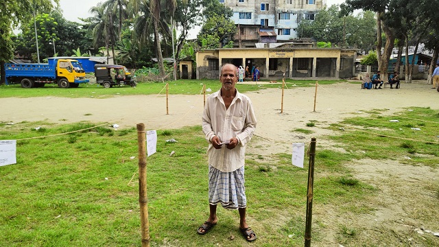 ইভিএমে অভিজ্ঞতা কম, কাঙ্ক্ষিত ভোটার নেই কেন্দ্রে