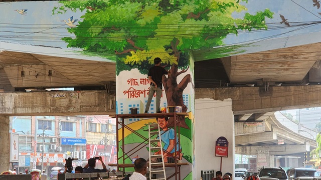 ফ্লাইওভারের পিলারে দৃষ্টিনন্দন গ্রাফিতি করছে ডিএনসিসি