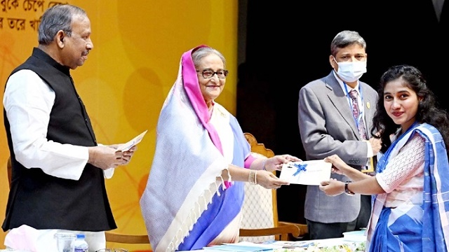 চিকিৎসকদের রাজনীতি-টাকার পেছনে ছোটা কাম্য নয় : প্রধানমন্ত্রী