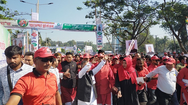 কক্সবাজারের সড়কে মানুষের স্রোত