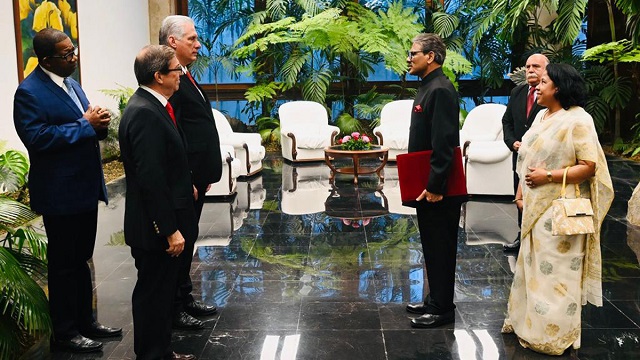 কিউবার রাষ্ট্রপ‌তির কাছে বাংলাদে‌শি দূতের প‌রিচয়পত্র পেশ
