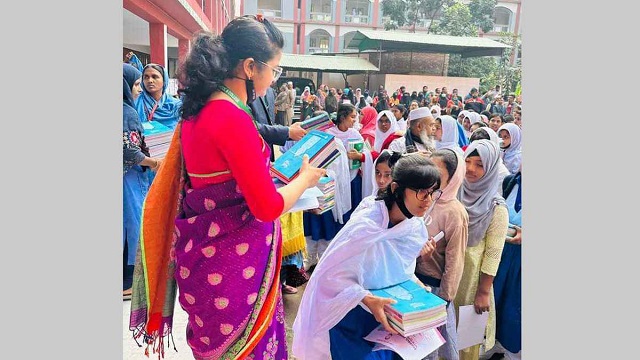 নতুন বই পেয়ে উৎসবে মেতেছে ক্ষুদে শিক্ষার্থীরা