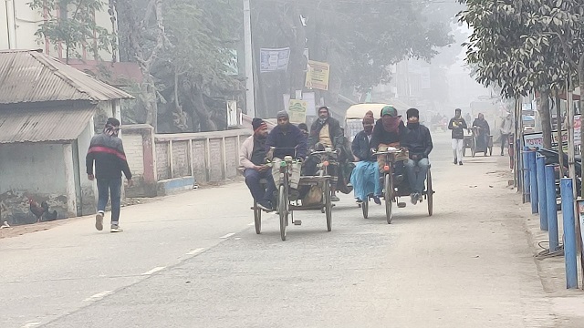 মাঘের হাড় কাঁপানো শীতে কাঁপছে দিনাজপুরের মানুষ