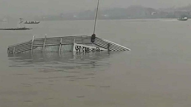 যাত্রী-গাড়িসহ পাটুরিয়া ঘাটে ফেরি ডুবি