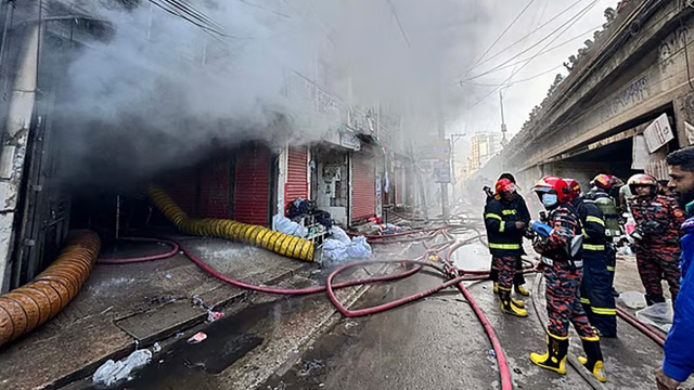 ৭ ঘণ্টাতেও নিয়ন্ত্রণে আসেনি আগুন, তালা ভেঙে শাটার কেটে ঢুকতে হচ্ছে ভেতরে