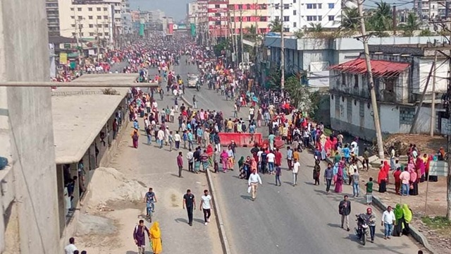 মুনিরার মৃত্যুর খবরে গাজীপুরের কুনিয়া বড়বাড়ি এলাকায় ঢাকা-ময়মনসিংহ মহাসড়ক অবরোধ করেন পোশাক শ্রমিকরা। ছবি-সংগৃহীত