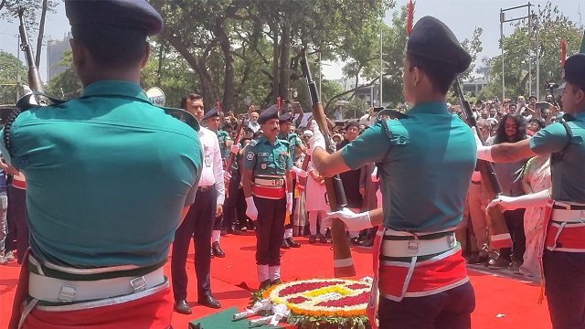 শহীদ মিনারে মানুষের ভালোবাসায় সিক্ত জাফরুল্লাহ চৌধুরী, গার্ড অব অনার প্রদান