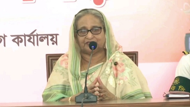 ক্ষতিগ্রস্ত ব্যবসায়ীদের ৯ কোটি টাকা উপহার দিলেন প্রধানমন্ত্রী