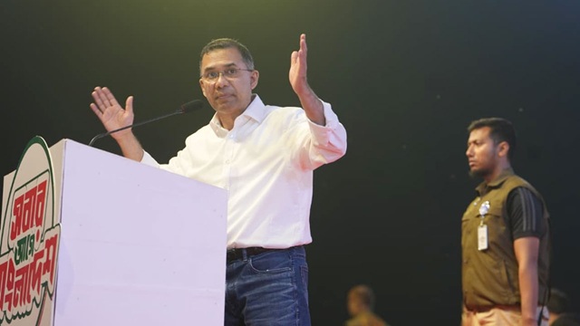 তাহাজ্জুদের নামাজ পড়ে ভোটকেন্দ্রের সামনে ফজর পড়বেন