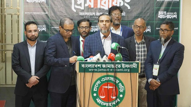 একটি দলের কর্মীরা ভোটার-এজেন্টদের কেন্দ্রে ঢুকতে বাধা দিচ্ছে