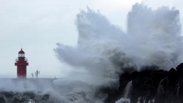 জাপানে আঘাত হেনেছে শক্তিশালী টাইফুন ‘নানমাদল’