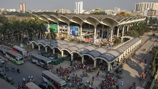 রাজধানীতে কাভার্ড ভ‍্যানের ধাক্কায় নারী নিহত