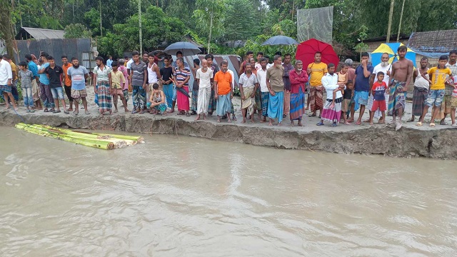 ‘চোখের সামনোত বাড়িটা তিস্তা নদীত চলি গেইছে’