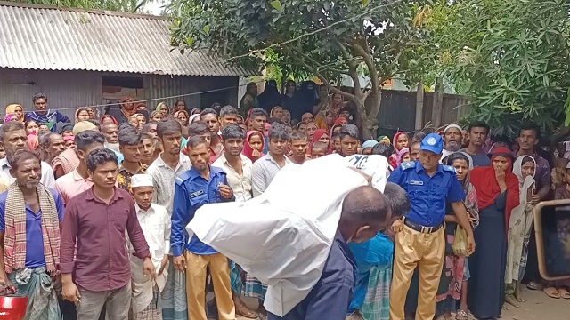 ঘরে স্বামীর গলাকাটা মরদেহ, ধানখেতে মিলল আহত স্ত্রী