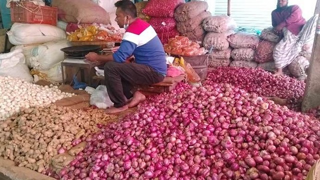 ভারতে কৃষকদের চোখে পানি আসছে পেঁয়াজের দামে