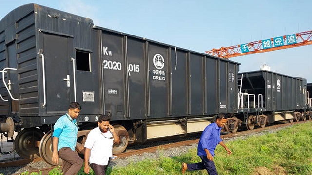 পাথর নিয়ে ট্রেন চলল পদ্মা সেতুতে