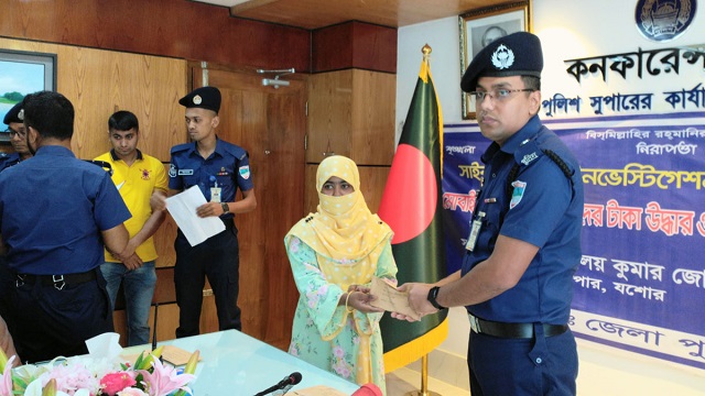 হারিয়ে যাওয়া ৩৬টি মোবাইলসহ লক্ষাধিক টাকা উদ্ধার করল পুলিশ
