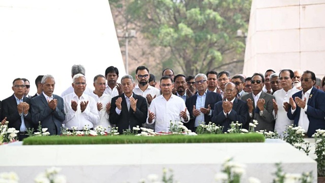 শহীদ জিয়ার কবরে তারেক রহমানের শ্রদ্ধা: সাথে ছিলেন মন্ত্রিসভার সদস্যরা