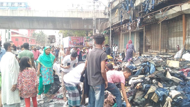 পোড়া স্তূপে ভালো কাপড়ের খোঁজে তারা