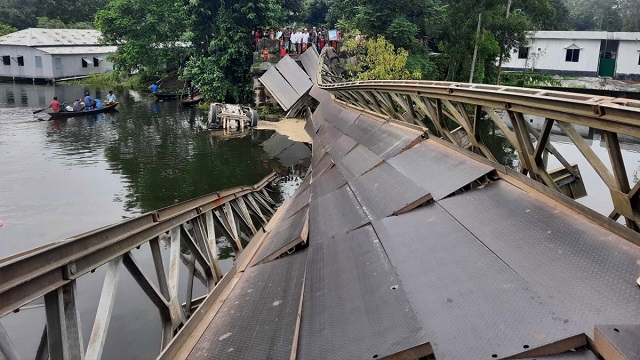 বেইলি ব্রিজ ভেঙে তলিয়ে গেল ট্রাক, যোগাযোগ বিচ্ছিন্ন