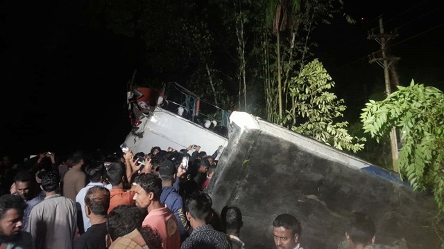 বরিশালে যাত্রীবাহী বাস খাদে পড়ে একজন নিহত, আহত ১২