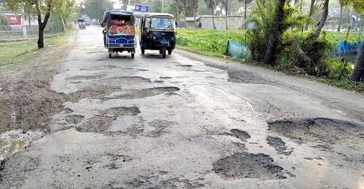 ১১ কিলোমিটার সড়কে ১২ বছরের দুর্ভোগ