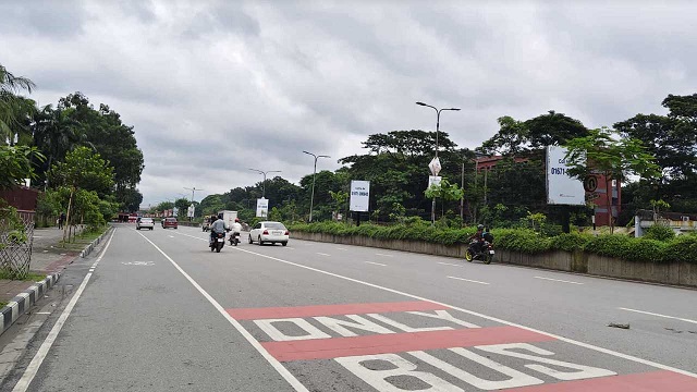 যানজটের নগরী আজ ফাঁকা, মূল সড়কে বেড়েছে রিকশার চলাচল