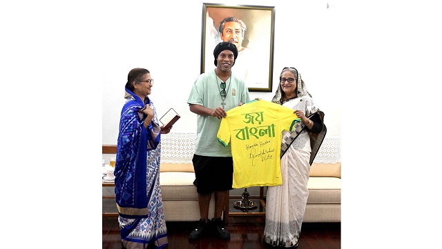 শেখ হাসিনা এবং শেখ রেহানাকে ব্রাজিলের জাতীয় দলের জার্সি উপহার দেন রোনালদিনহো। ছবি: সংগৃহীত