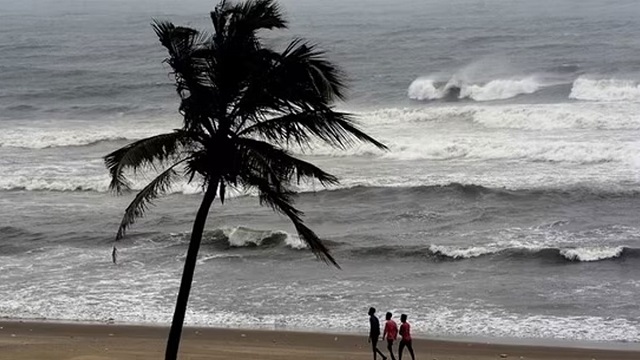 সাগরে গভীর নিম্নচাপ, ক্রমান্বয়ে দিক পরিবর্তনের আভাস