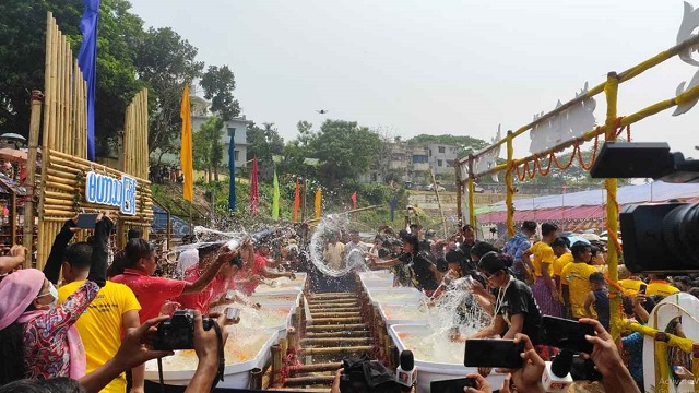 সাংগ্রাই উৎসবে মেতেছে মারমা তরুণ-তরুণীরা