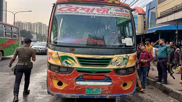 শ্যামলীতে বৈশাখী পরিবহনের একটি বাসে আগুন দিয়েছে দুর্বৃত্তরা।