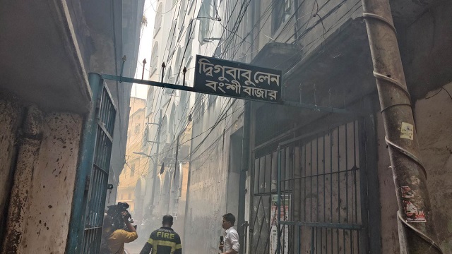 চকবাজারে সিরামিক গোডাউনে আগুন, নিয়ন্ত্রণে ৫ ইউনিট