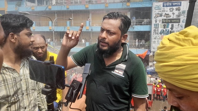 স্ত্রীর সোনা বিক্রির টাকা দিয়ে মালামাল উঠিয়েছিলাম