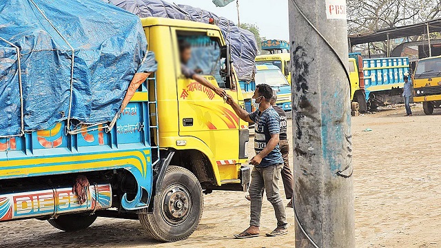 সবজিসহ পণ্যবাহী ট্রাকে চাঁদাবাজি: রাজধানী থেকে গ্রেপ্তার ৬৩