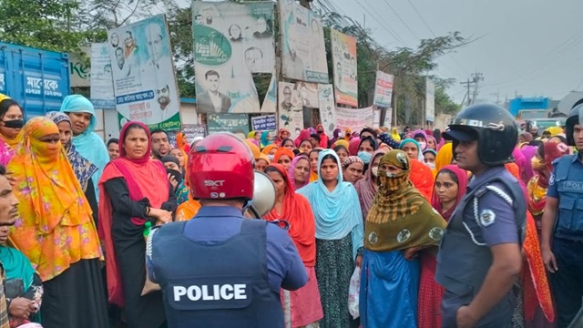 বকেয়া বেতনের দাবিতে গাজীপুরে শ্রমিকদের বিক্ষোভ