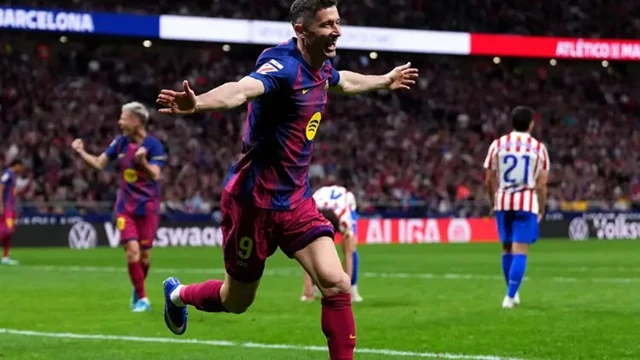 বিশ্বকাপ দুঃখ ভুলে বার্সেলোনা লিজেন্ডের পাশে লেভান্ডভস্কি